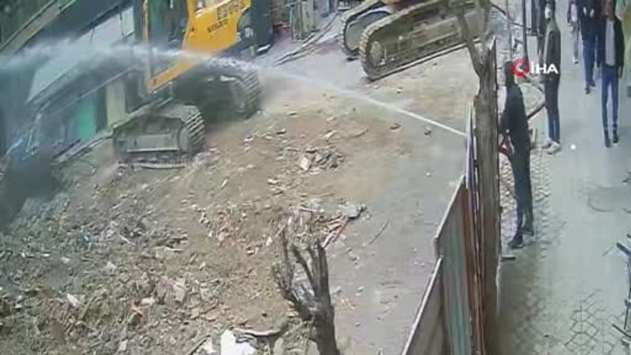 Zeytinburnu’nda yıkımdan düşen beton parçası sonucu kepçe operatörü tutuklandı