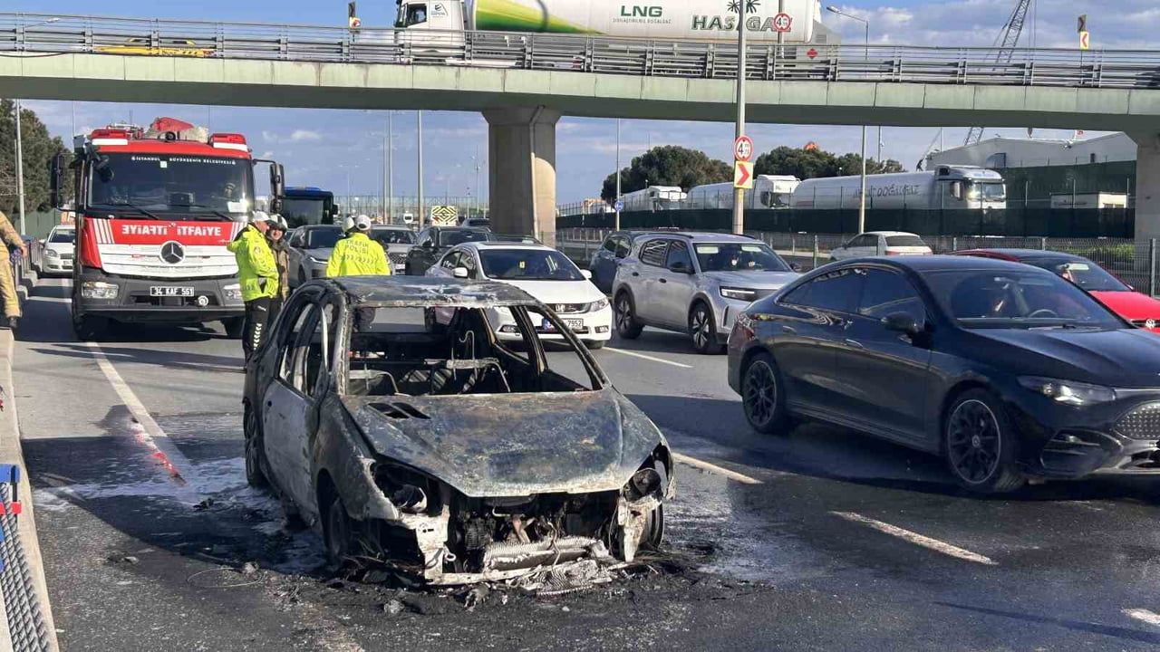 Zeytinburnu Sahil Yolu'nda Seyir Halindeki Otomobilde Yangın: Sürücü Araçtan İndi