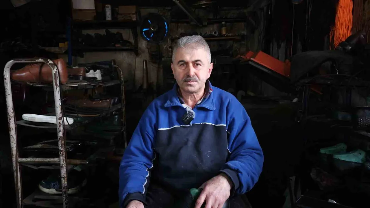 Zonguldak’ın son ayakkabı imalatçısı Engin Bir, 26 yıllık atölyesinde teknolojiyle yarışıyor