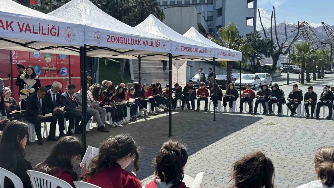 Zonguldak sahil bandında 'Kitap Okuyoruz' etkinliği düzenlendi