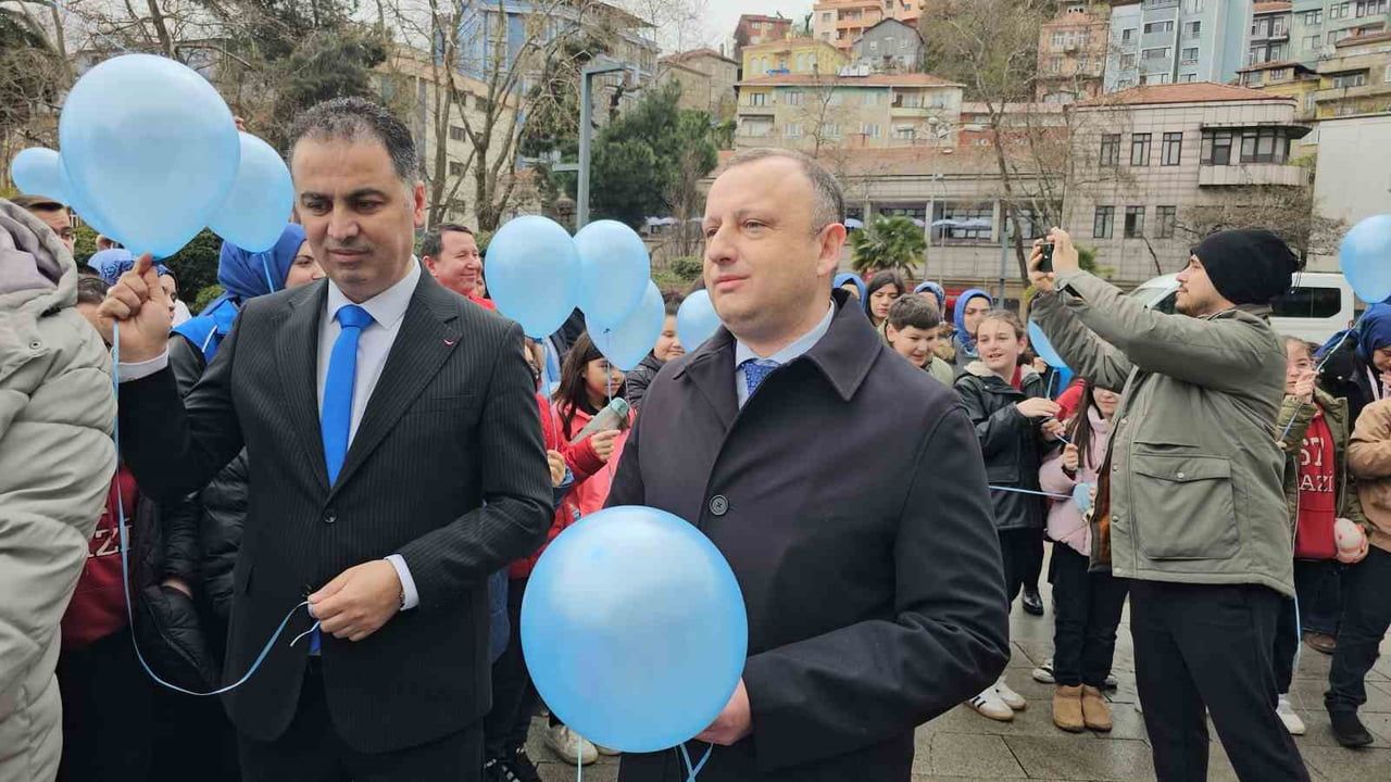 Zonguldak'ta 2 Nisan Dünya Otizm Farkındalık Günü'nde Mavi Balon Etkinliği
