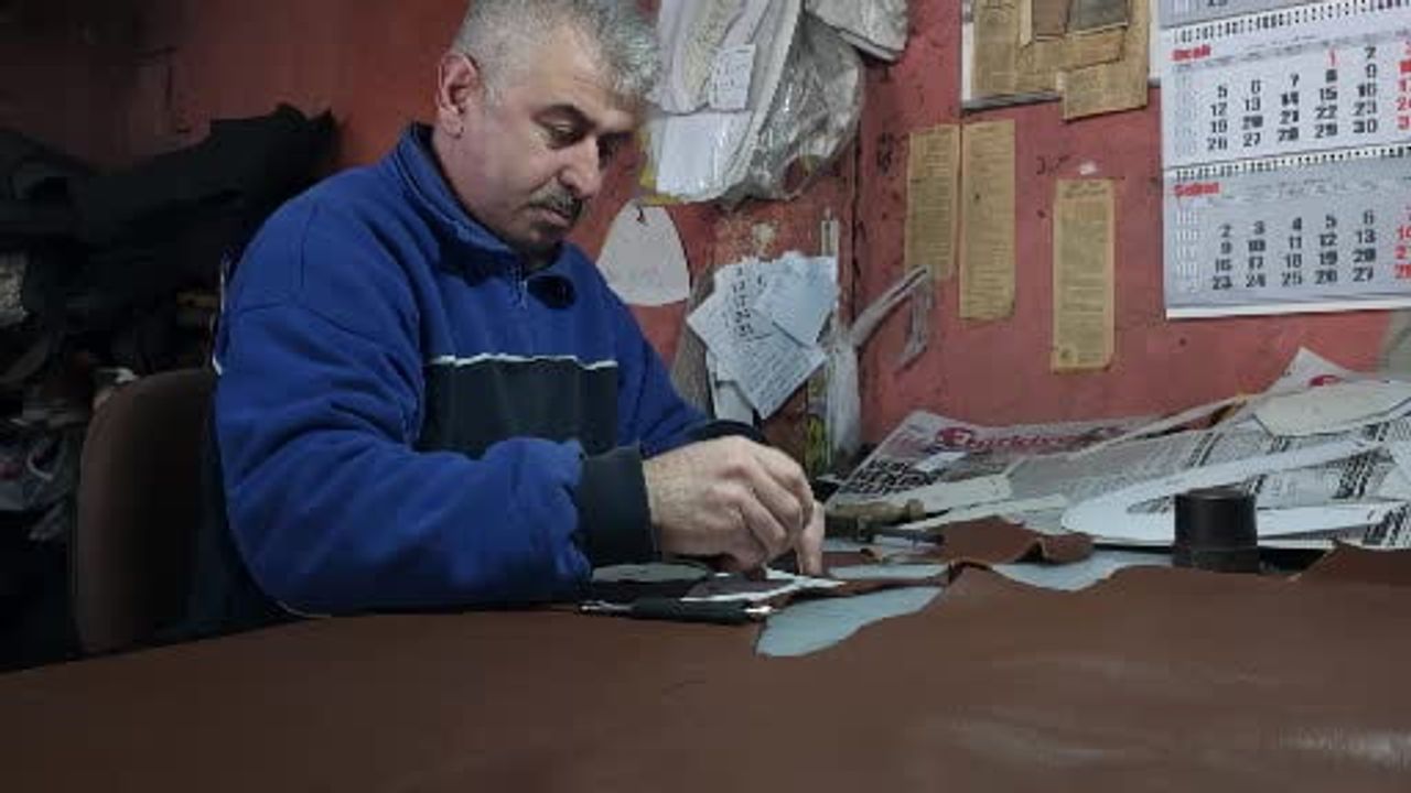Zonguldak’ta 26 yıllık atölyesinde teknolojiyle yarışan ayakkabı imalatçısı Engin Bir
