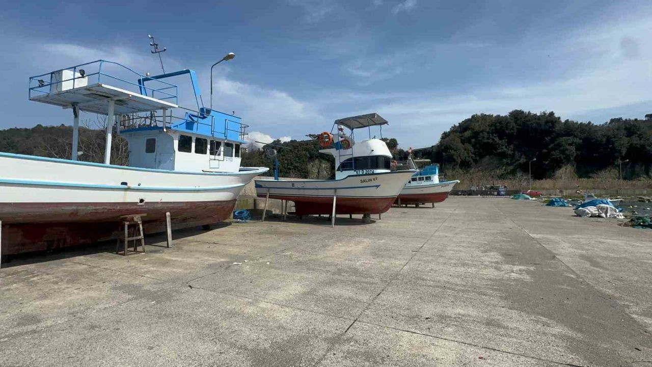 Zonguldak'ta balıkçılar limana çekildi; yeni sezon hazırlıkları hız kazandı