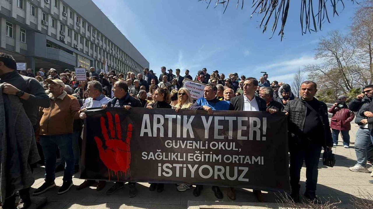 Zonguldak'ta eğitimciler Şanlıurfa'daki okul saldırısını iş bırakma eylemiyle protesto etti