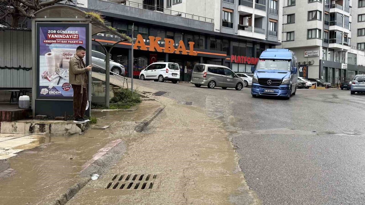 Zonguldak'ta su borusu patladı, Bahçelievler yolları çamura boğuldu