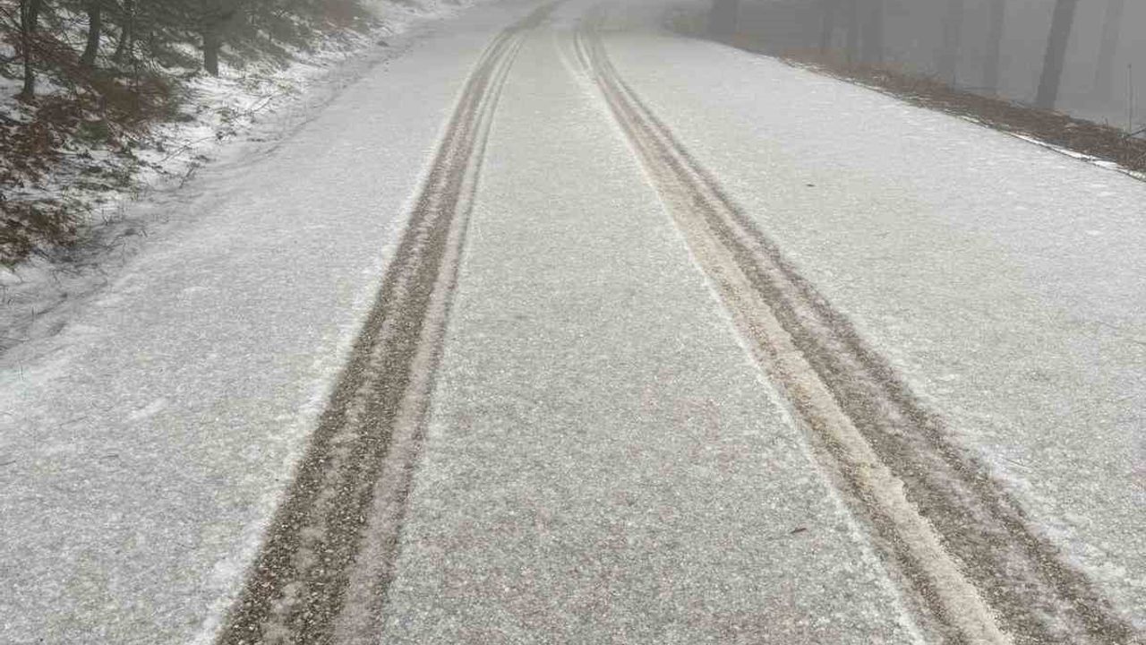 Zorkun Yaylası'nda yoğun dolu yağışı yaylayı beyaza bürüdü
