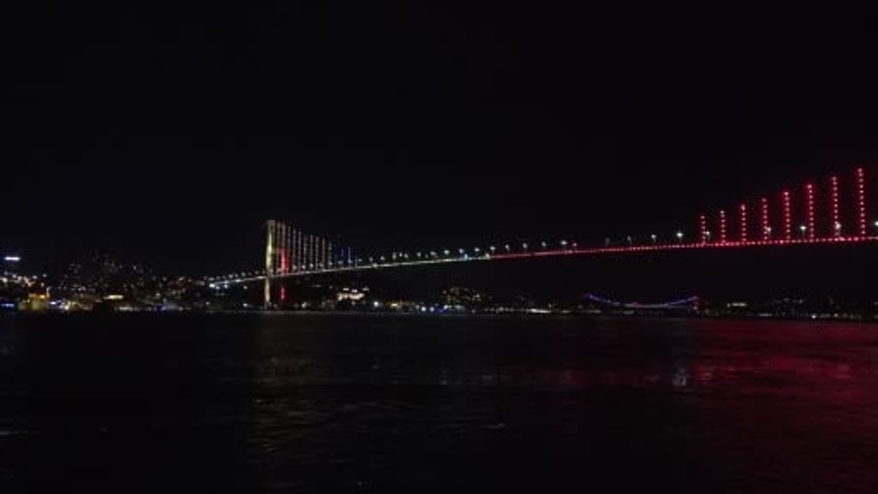 15 Temmuz Şehitler Köprüsü, Galatasaray'ın 26. şampiyonluğunu sarı-kırmızı ışıklarla kutladı