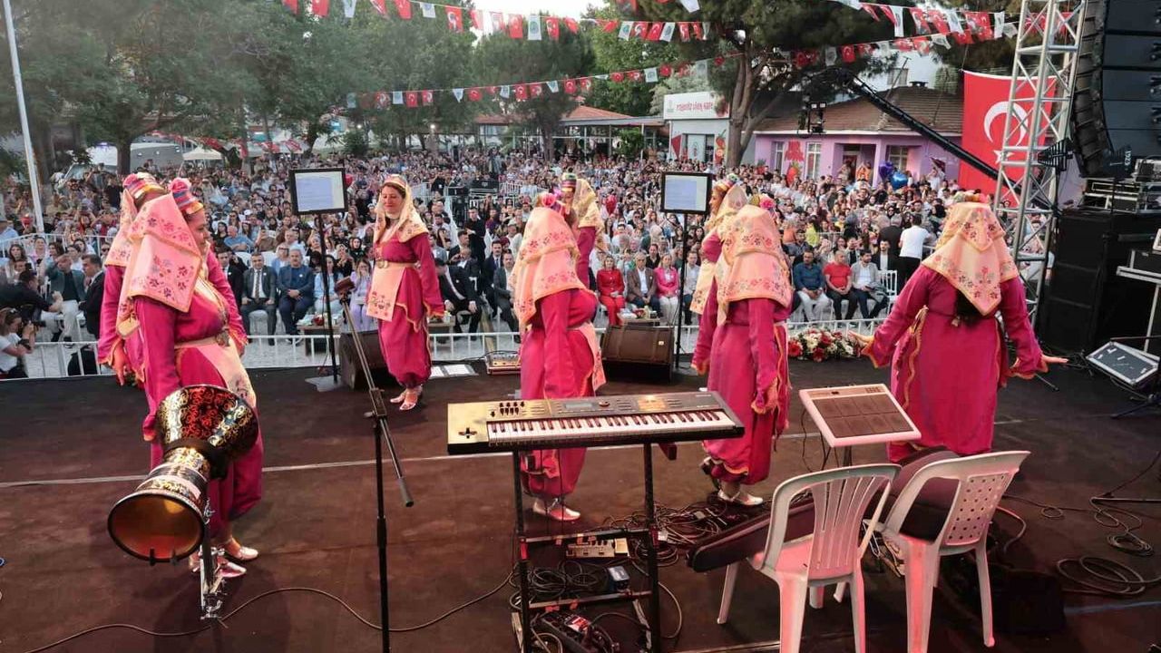 16. Uluslararası Emiralem Çilek Festivali 15-17 Mayıs'ta — Murat Boz ve Derya Bedavacı sahnede