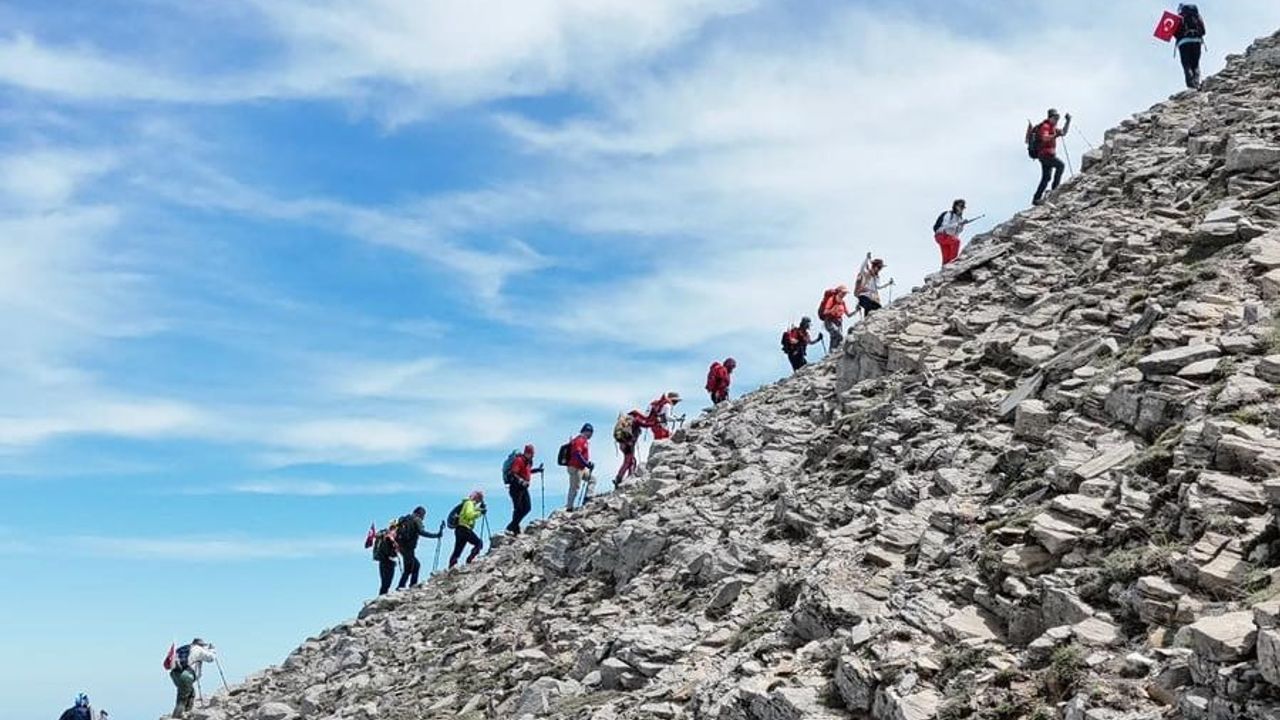 19 Mayıs Coşkusu Babadağ Zirvesinde: PAKDOS Denizli Türk Bayrağını Dalgalandırdı