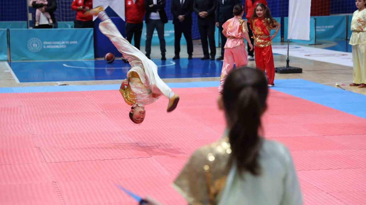 19 Mayıs Gençlik ve Spor Bayramı Sivas'ta Mecnun Otyakmaz Spor Salonu'nda kutlandı