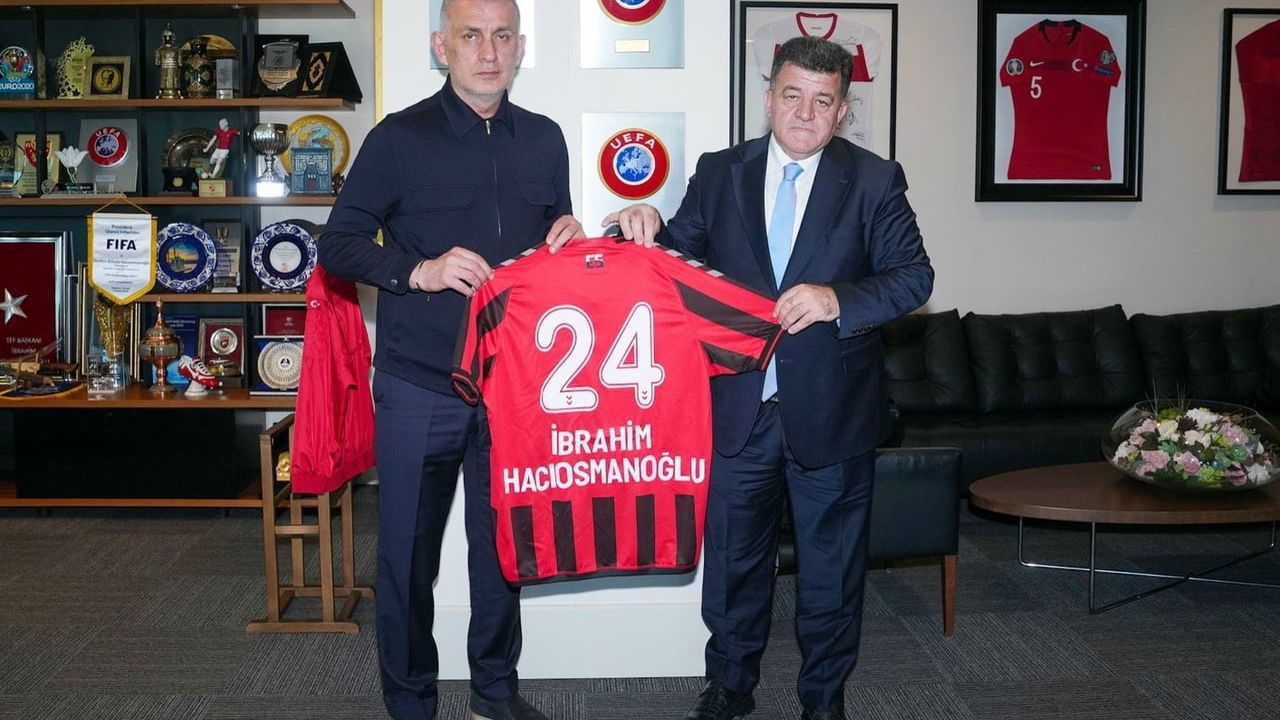 24Erzincanspor yönetimi TFF Başkanı İbrahim Hacıosmanoğlu'nu ziyaret ederek sezon formasını takdim etti