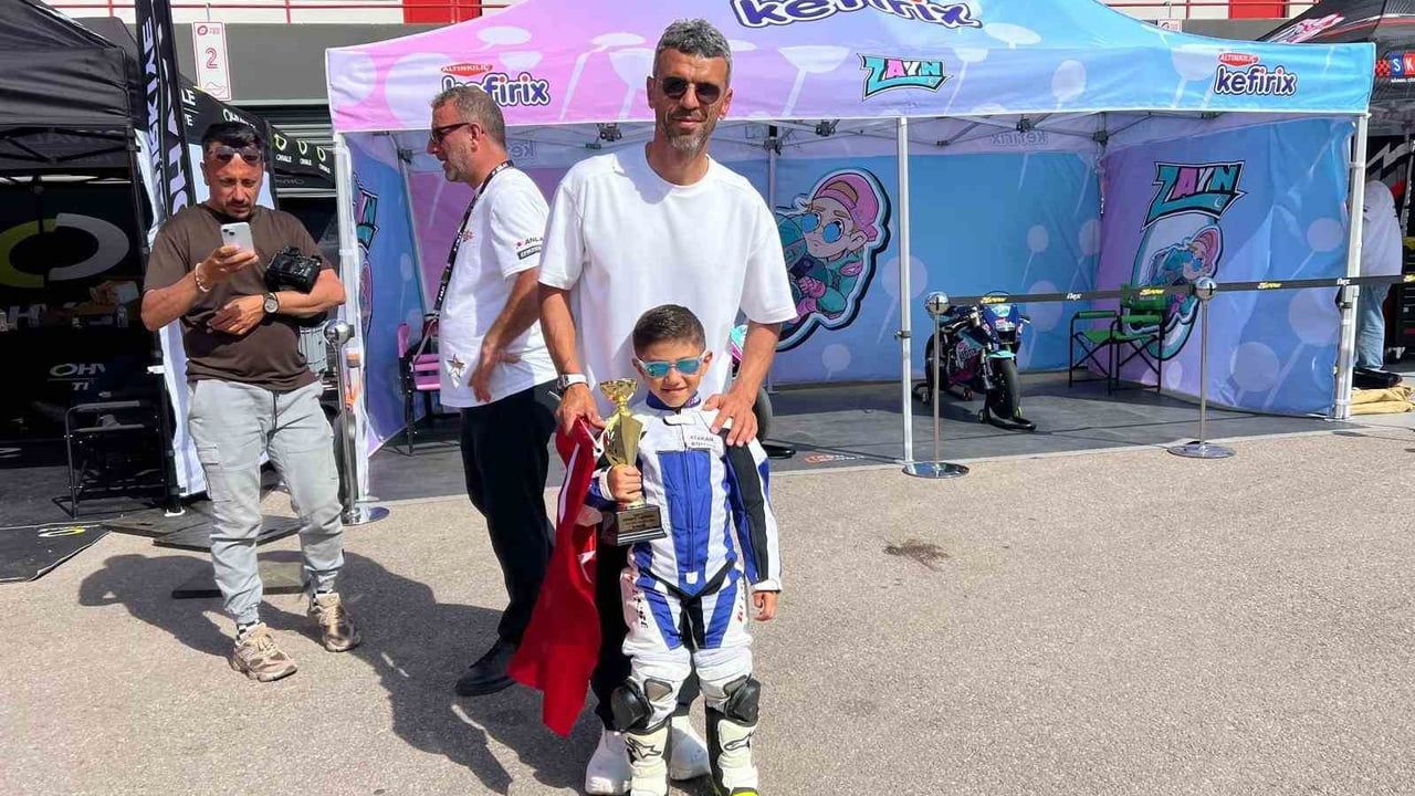 4 yaşındaki Atakan Boyracı, Kocaeli'de Mini50cc kategorisinde 3. oldu