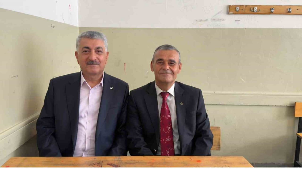 42 Yıl Sonra Aynı Sırada: Yunusemre Ticaret Meslek Lisesi'nde 'İz Bırakan Mezunlar' Paneli