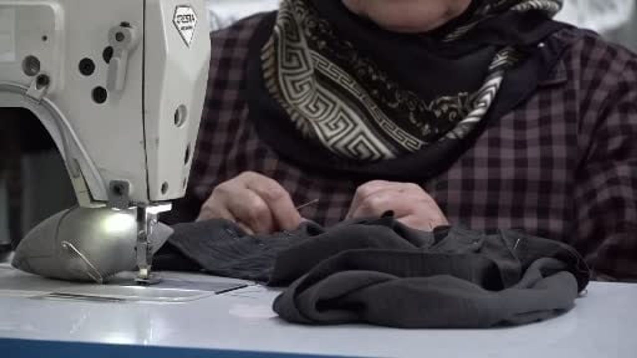65 yaşındaki Remziye Demir, Halk Eğitim dikiş kursuna devam edebilmek için sınıfta kalmak istiyor