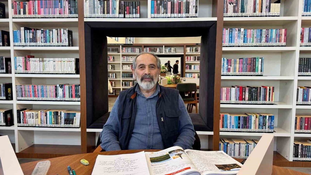 68 yaşındaki Tuğran Savaş, Gebze Millet Bahçesi kütüphanesinde Osmanlıca ve Arapça öğreniyor
