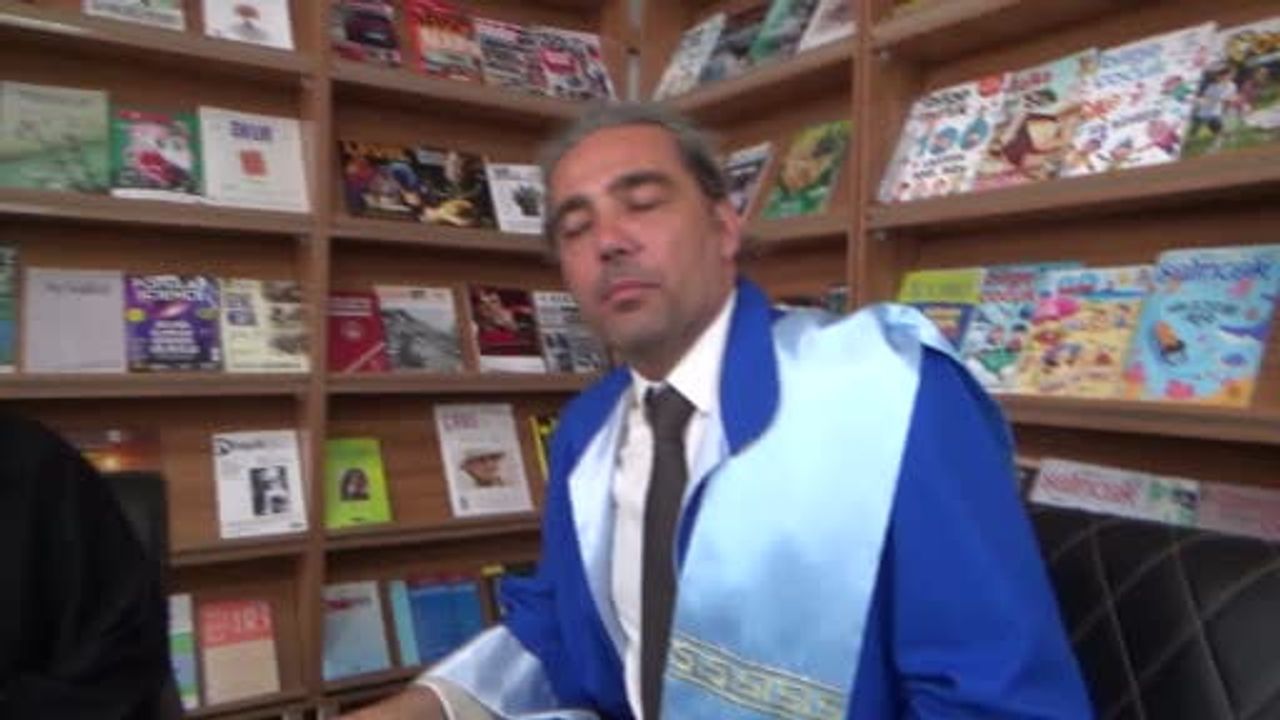 70 yaşında mezun olan Rahime Uluşar’a mezuniyet belgesini oğlu Prof. Dr. Ümit Deniz Uluşar verdi