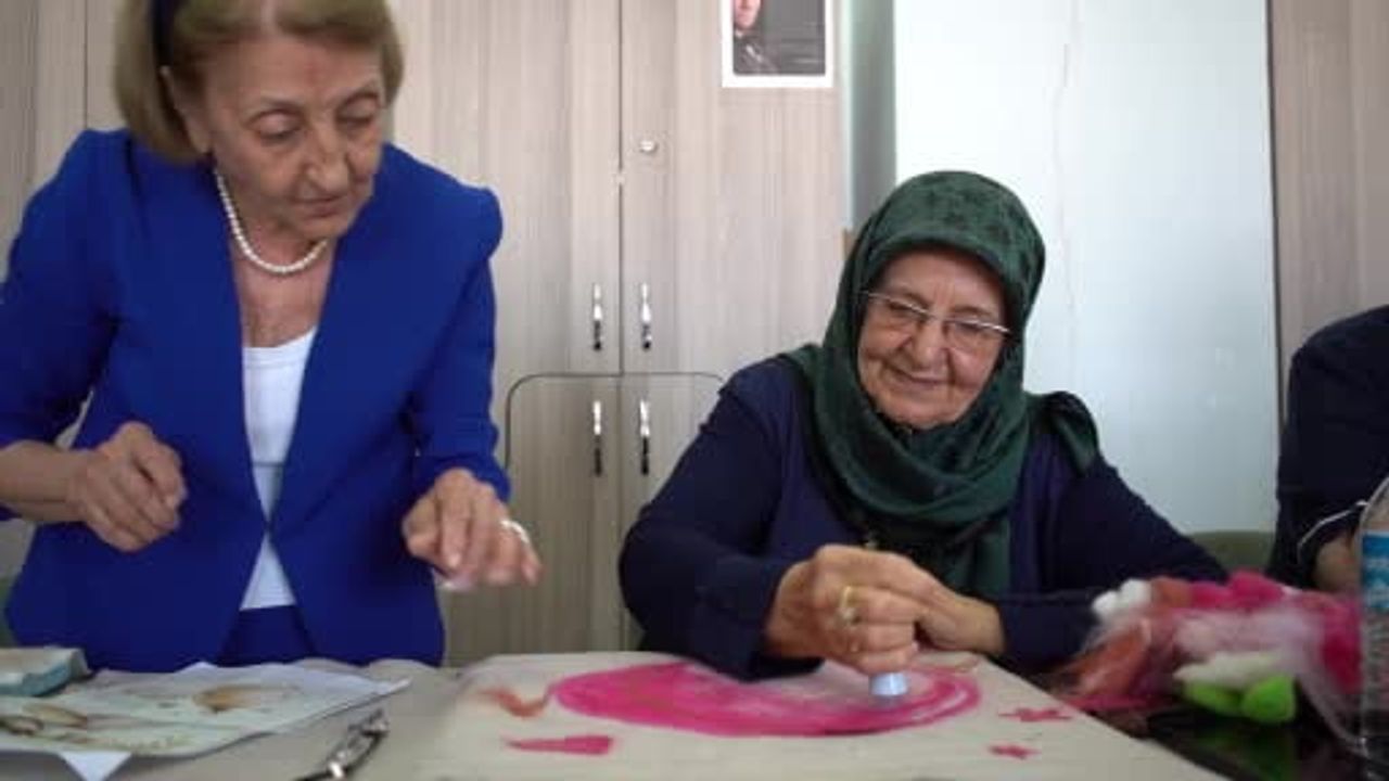 84 yaşındaki emekli Almanca öğretmeni Sebahat Ürkmez, keçe sanatında usta öğreticiliğe yükseldi; kişisel sergi hazırlığında
