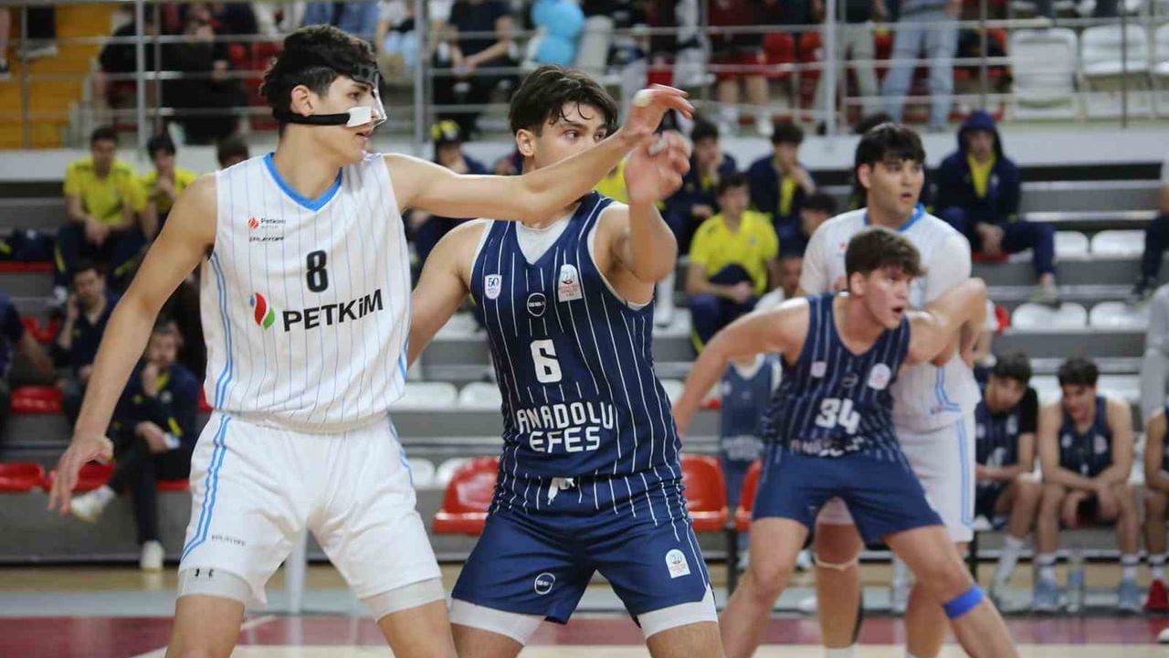 A. Efes, U18 Erkekler Türkiye Şampiyonası'nı Sivas'ta kazanarak kupayı aldı