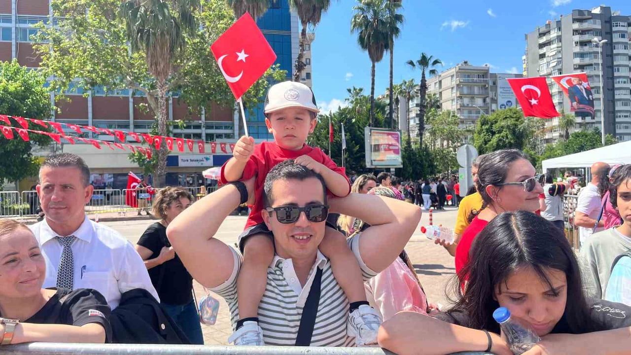 Adana'da 19 Mayıs Atatürk'ü Anma, Gençlik ve Spor Bayramı'nın 107. yılı kutlandı
