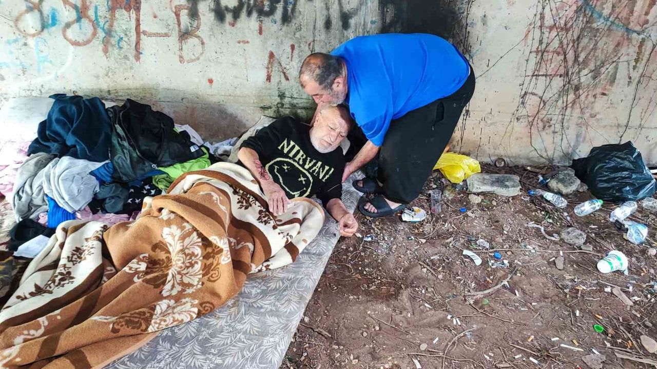 Adana'da 72 yaşındaki kiracı metro köprüsü altında yaşam mücadelesi veriyor; otomobil çarpması sonucu yaralandı