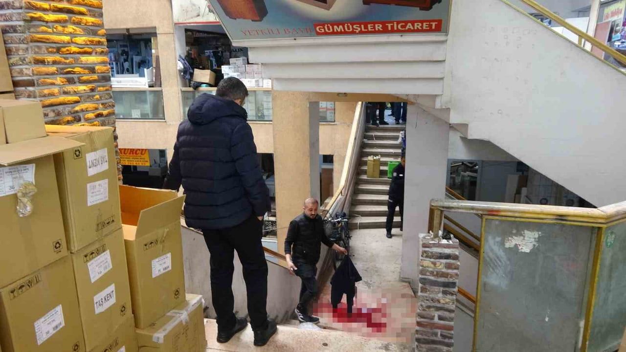Adana'da avize satışı yapılan iş yerinde silahlı saldırı: Çalışan ağır yaralandı