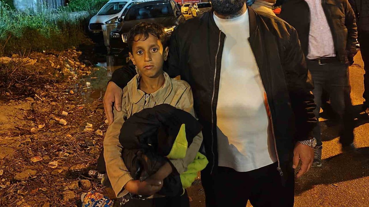 Adana'da Bahtiyar Ete, park halindeki hafif ticari aracın altında kalan çocuğu son anda kurtardı
