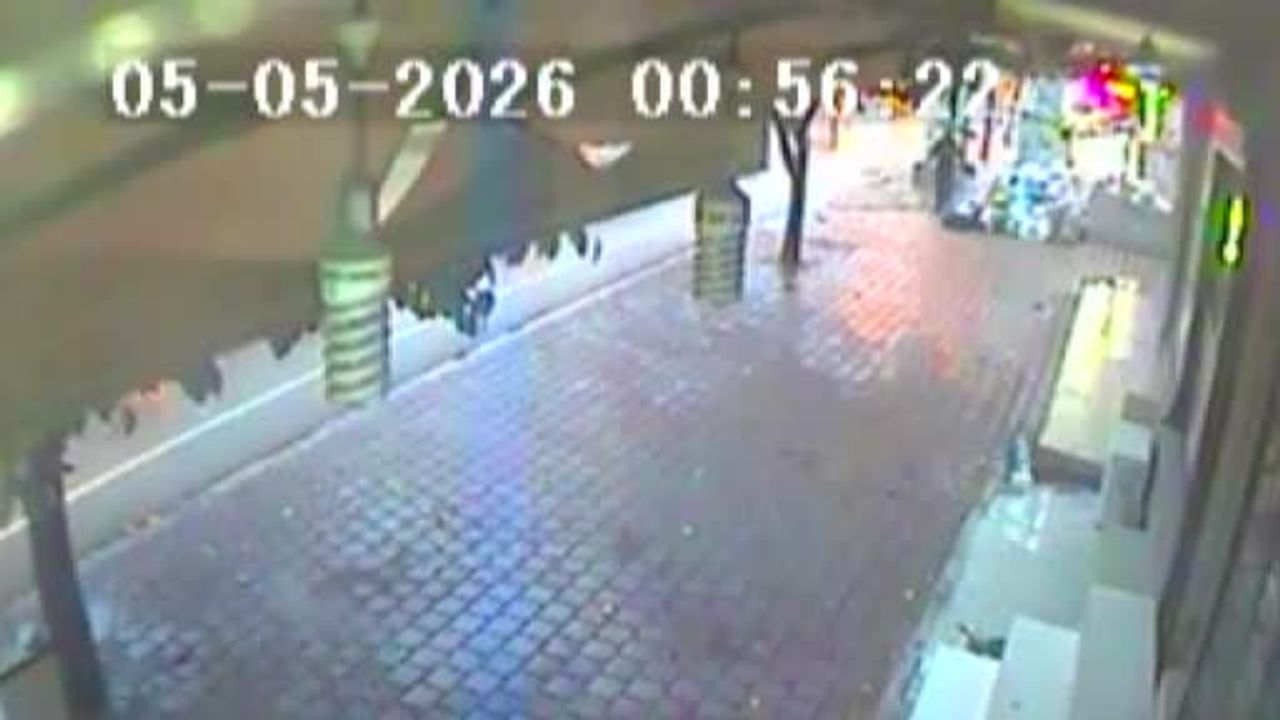 Adana'da cep telefonu bayisini soyan şüpheli kaskını çıkarınca güvenlik kamerasıyla tespit edildi