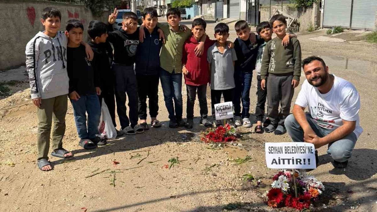 Adana’da Gençler Çukurlu Yollara Çiçek Dikti: Belediyelere Tepki