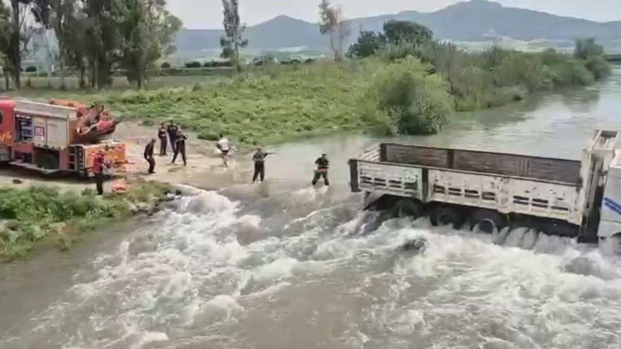 Adana'da Karaçay Nehri'nde mahsur kalan kamyondaki 2 kişi itfaiye tarafından kurtarıldı