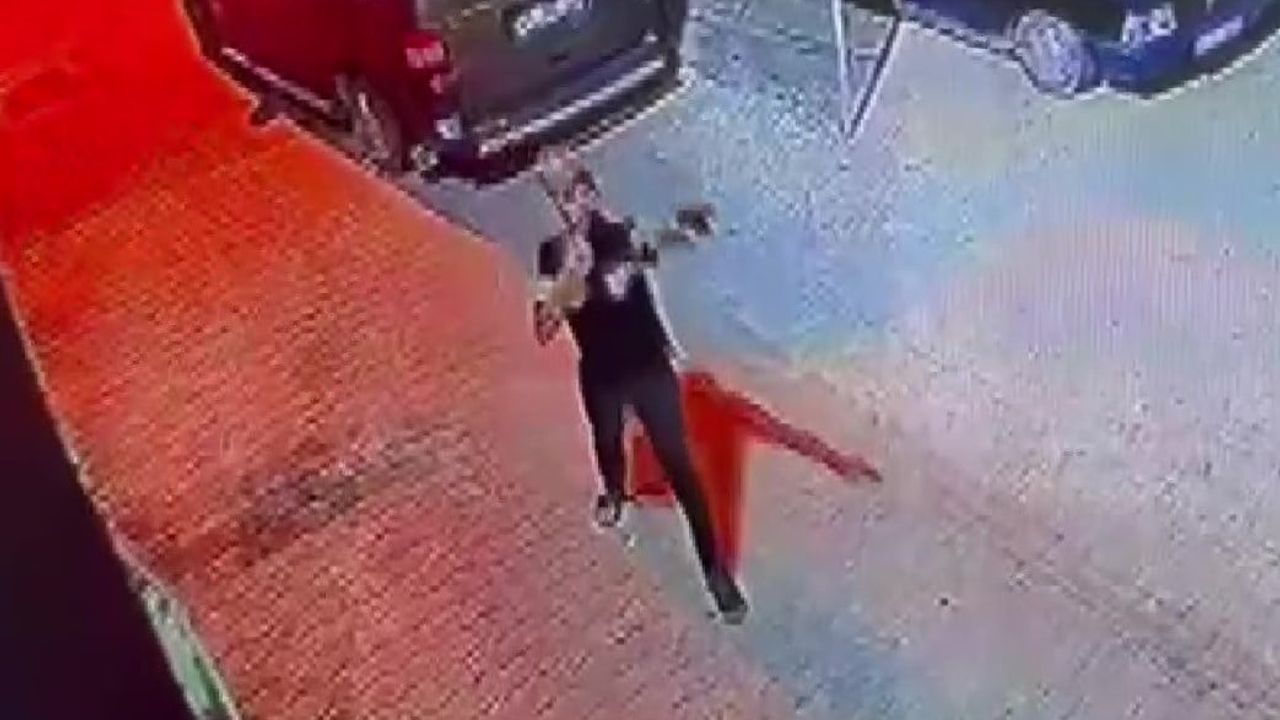Adana'da müstakil eve silahlı saldırı: Silah tutukluk yaptı, anlar kamerada