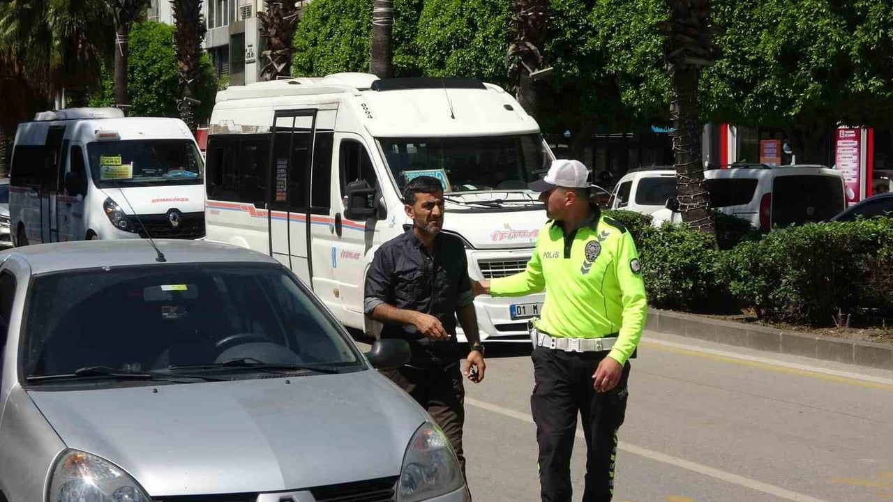 Adana'da polis etkinliği: Promil simülasyonlu top denemeleri ve emniyet kemeri uygulaması