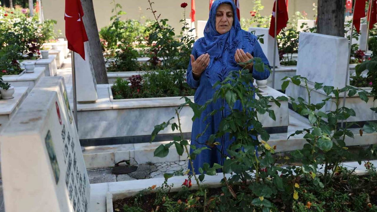 Adana'da şehit aileleri Kurban Bayramı'nda mezarlığı ziyaret etti: 'Yaşıyor muyum bilmiyorum'