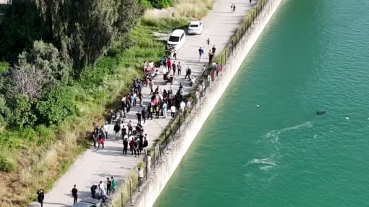 Adana'da Seyhan Nehri'nde kaybolan 17 yaşındaki genç sudan çıkarılarak hastaneye kaldırıldı