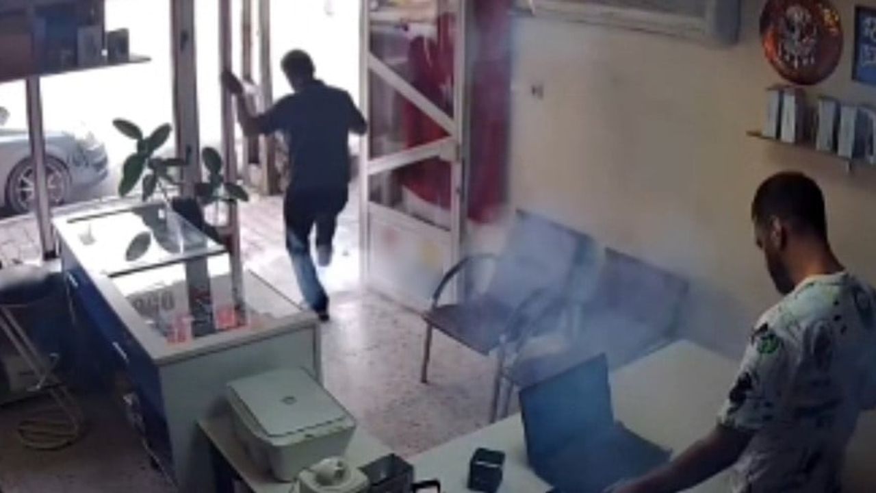 Adana'da tamir edilen cep telefonunun bataryası patladı