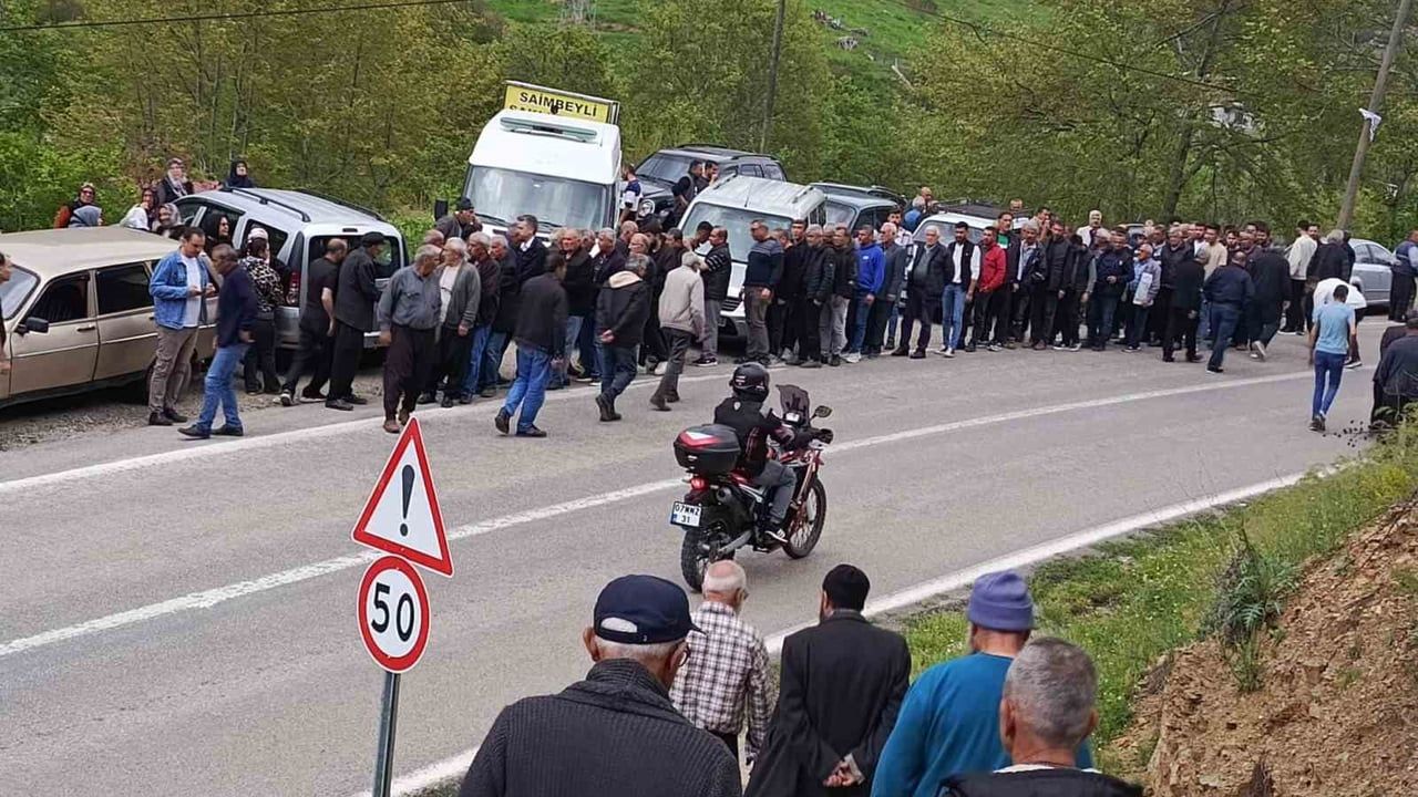 Adana Saimbeyli'de Obruk Şelalesi'nde boğularak yaşamını yitiren İsmail Ümit Uyanık toprağa verildi