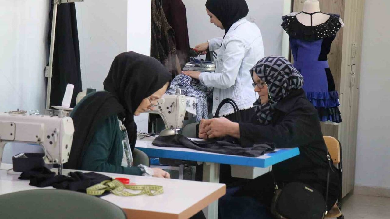 Adapazarı'nda 65 yaşındaki Remziye Demir, Halk Eğitim dikiş kursunda 'sınıfta kalma' isteğiyle örnek oluyor
