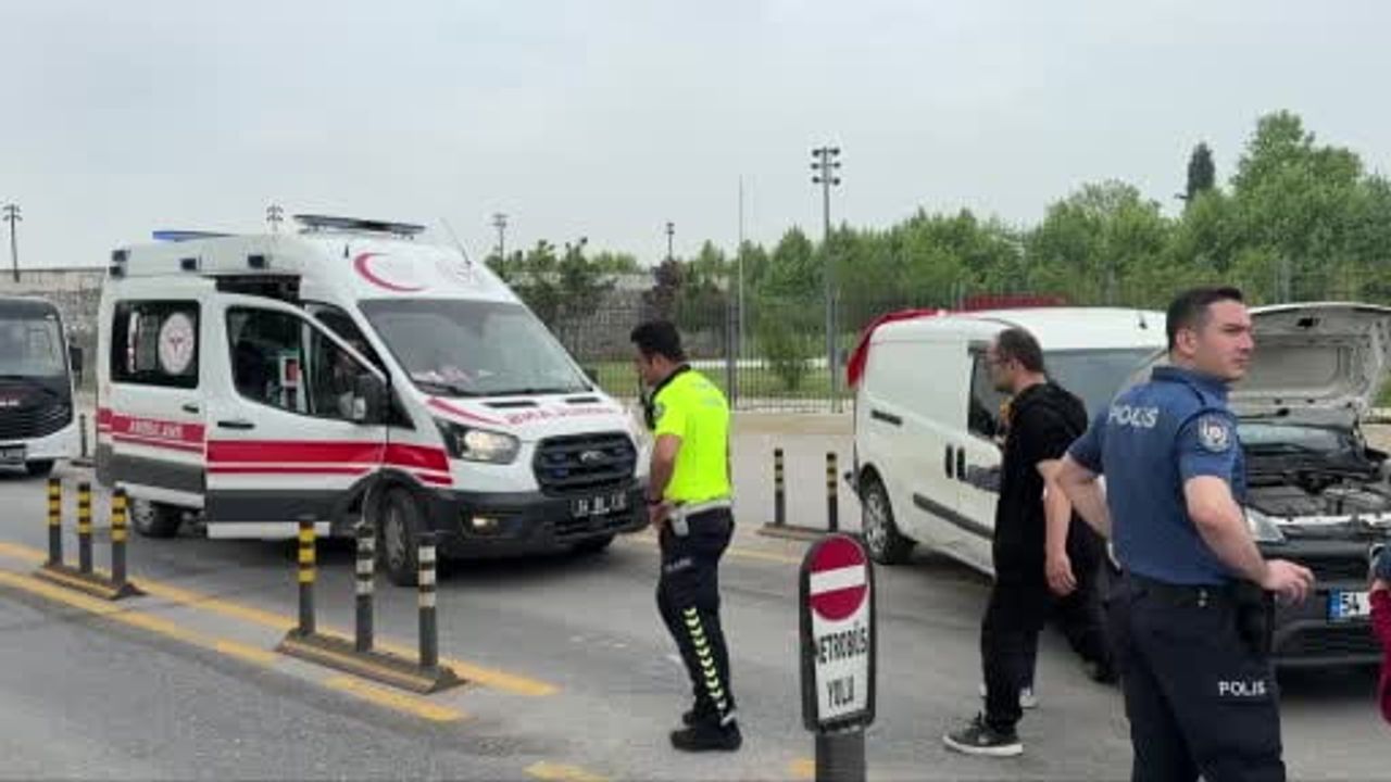 Adapazarı'nda metrobüs ile hafif ticari araç çarpıştı: 13 yaralı