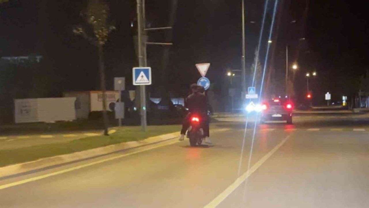 Adapazarı'nda plakasız ve kasksız motosikletle tehlikeli manevra: 3 kişi trafikte ön tekerlek kaldırdı