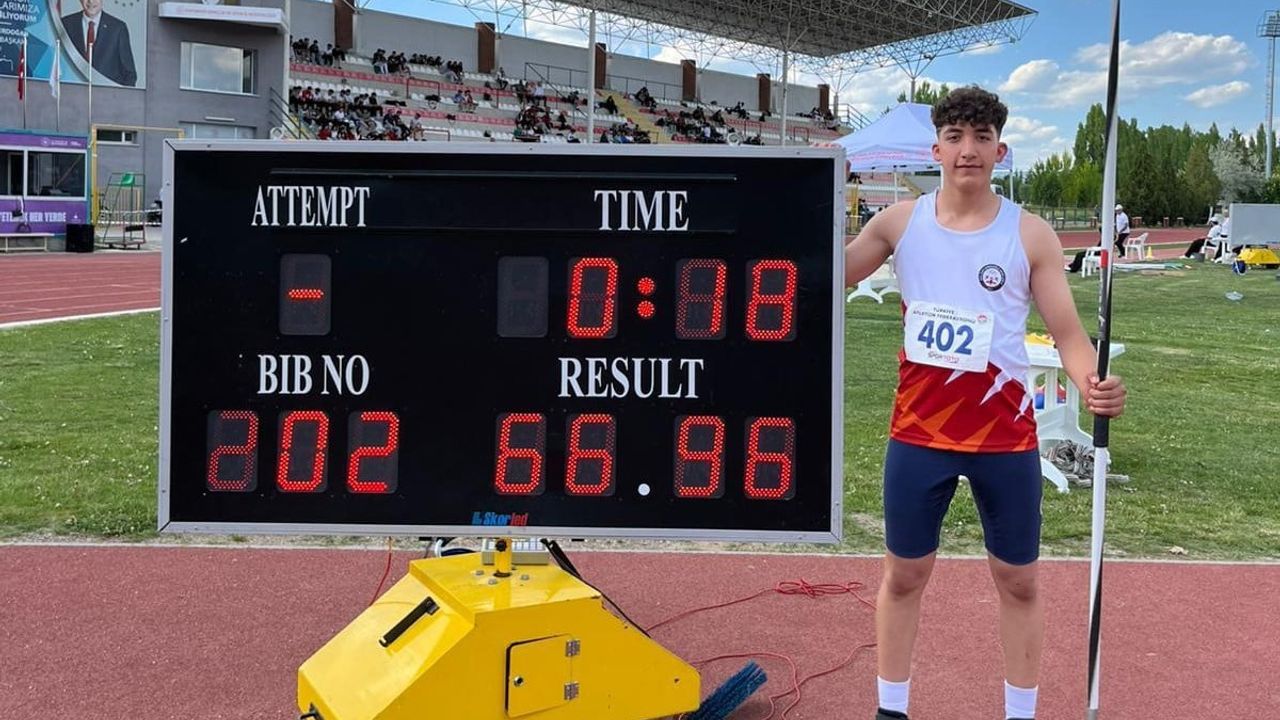 Adil Sani Konukoğlu Spor Lisesi öğrencisi Abdulkadir Uğurlu cirit atmada Türkiye şampiyonu oldu