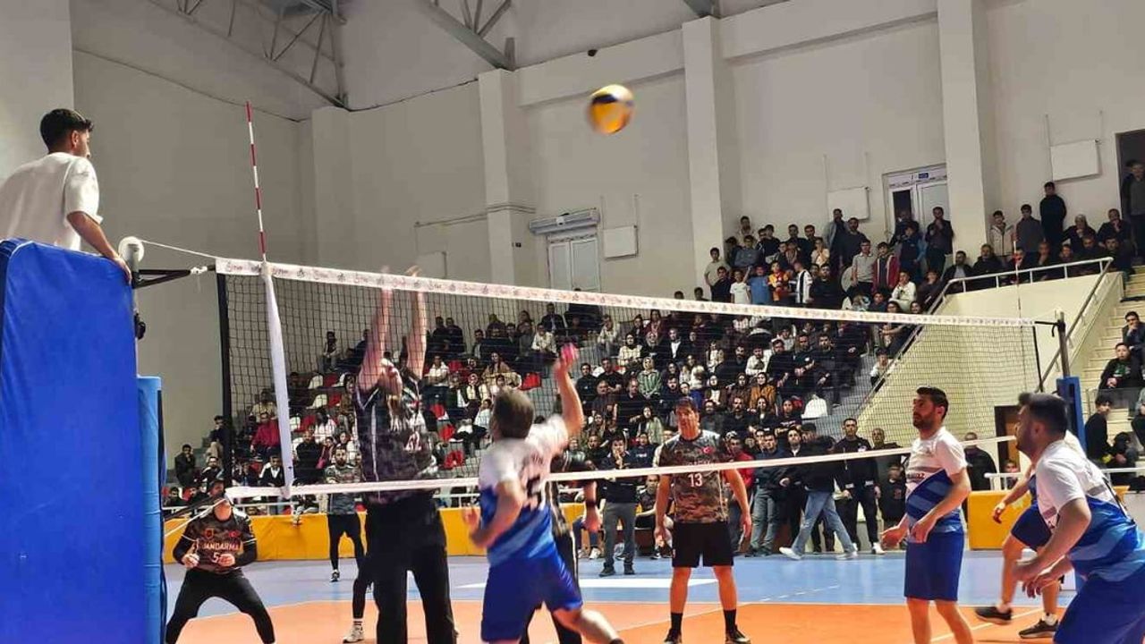 Adilcevaz'da Kurumlararası Voleybol Turnuvasının Şampiyonu İlçe Jandarma Komutanlığı