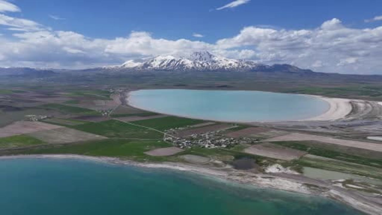 Adilcevaz'de Arin ve Van Gölleri Aynı Kadrajda: Drone Çekimleri Bölgenin Doğal Dokusunu Öne Çıkardı
