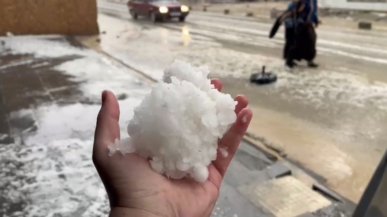 Adıyaman Besni'de Ani Dolu Yağışı Hayatı Olumsuz Etkiledi