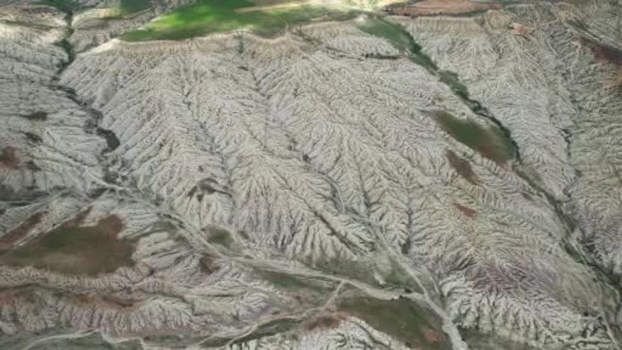 Adıyaman'da 200 hektarlık marnlı arazide rüzgar ve su erozyonuyla oluşan benzersiz yer şekilleri