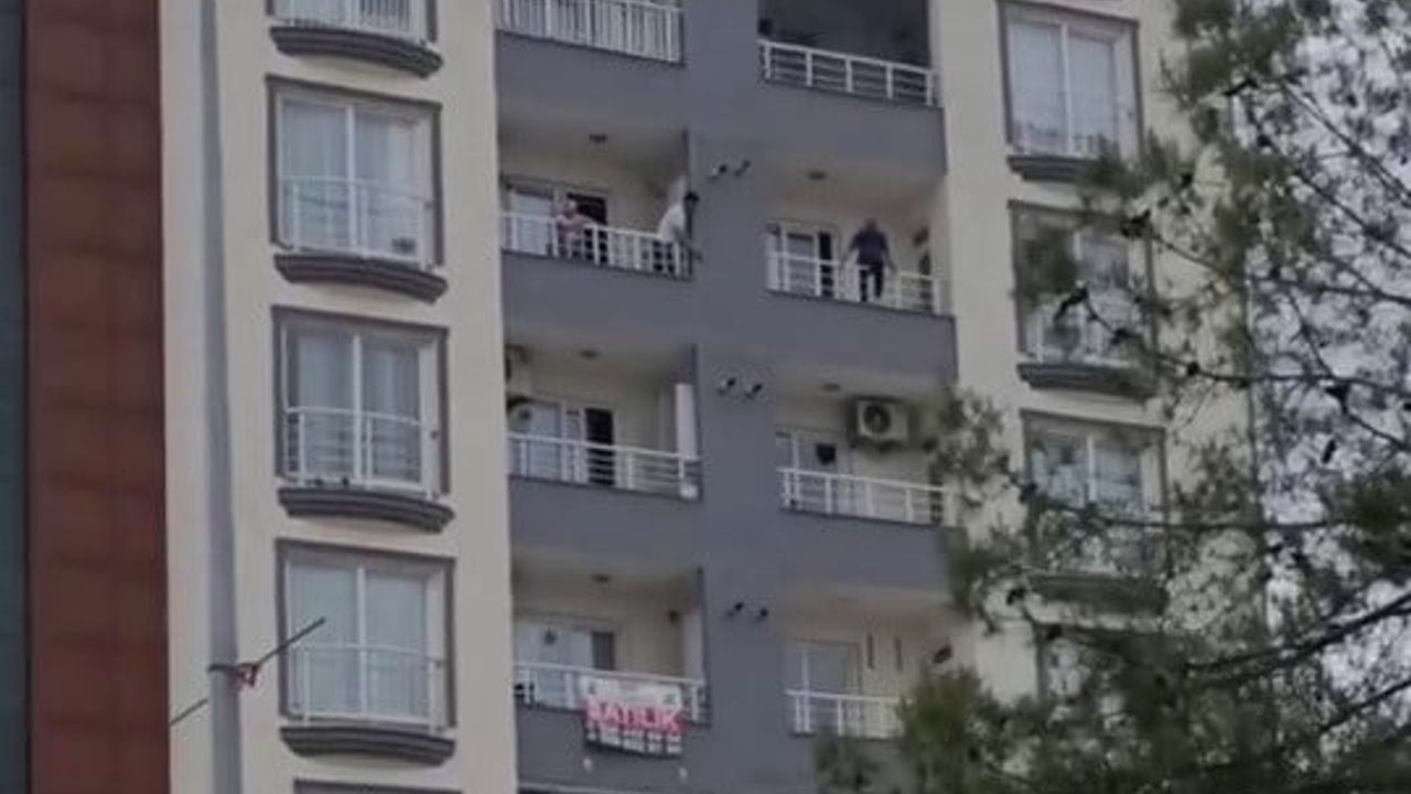 Adıyaman'da 5’inci kattaki balkondan sarkan kişi ekipleri harekete geçirdi