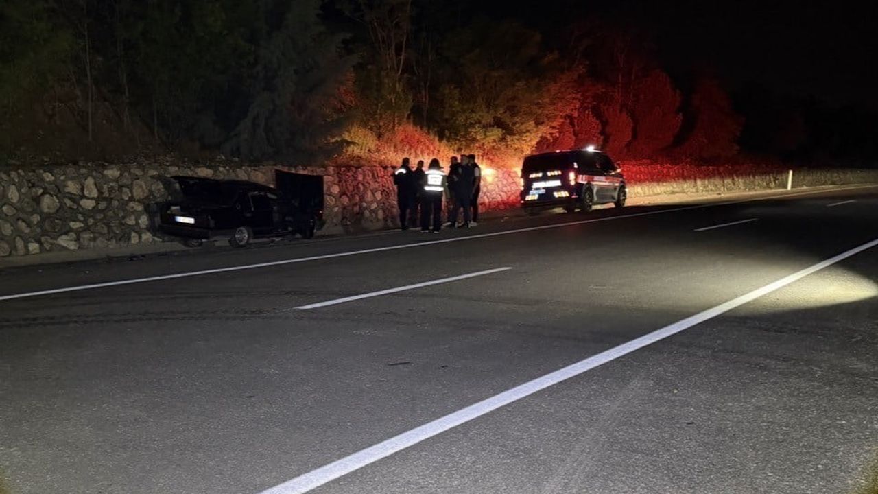 Adıyaman'da alkollü sürücünün aracı istinat duvarına çarptı: 2 yaralı