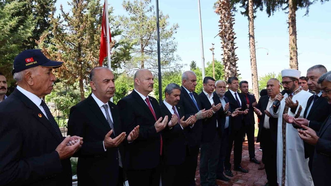 Adıyaman'da Bayram Arifesinde Şehitlik Ziyareti: Deprem ve Vatan Şehitleri Anıldı