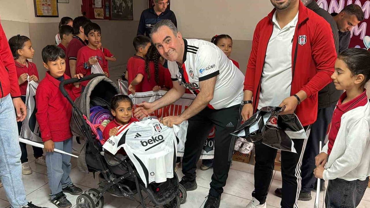 Adıyaman'da 'Bu forma benden sana kardeşim' kampanyasıyla çocuklara forma ve spor malzemesi dağıtıldı