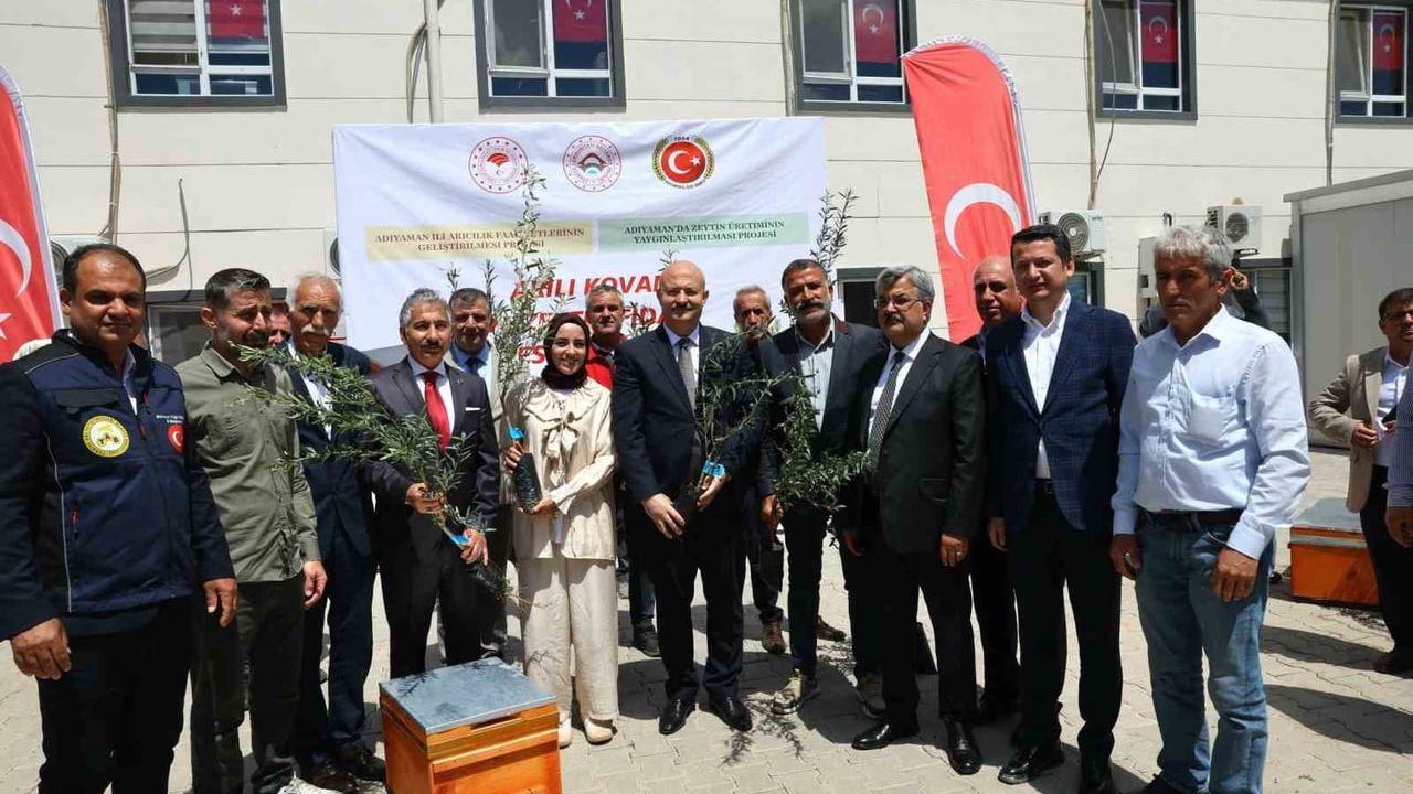 Adıyaman'da çiftçilere 27 bin 916 zeytin fidanı ve bin 500 arılı kovan dağıtıldı
