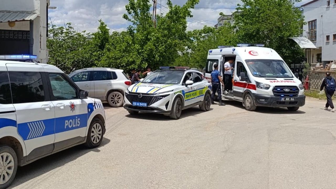 Adıyaman'da Emniyet Ortaokulu önünde çıkan kavgada 1 kişi yaralandı