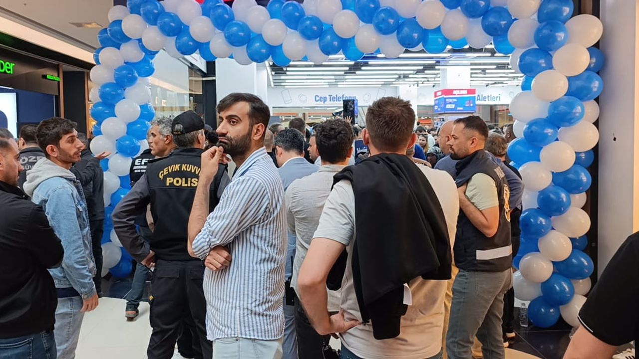 Adıyaman'da mağaza açılışında izdiham: sağlık ekipleri müdahale etti